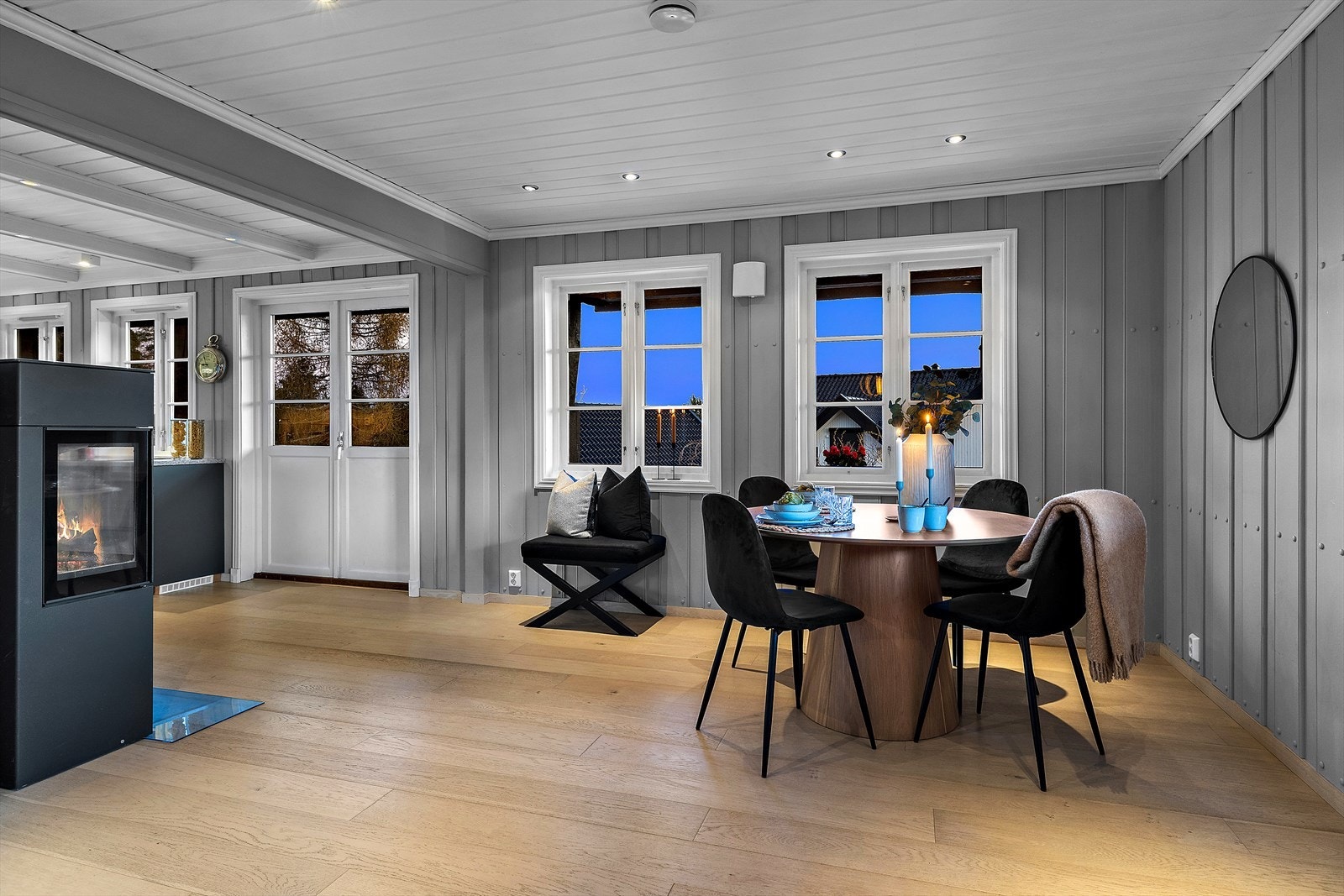 Fra stuen er det utgang til den sørvendte, overbygde terrassen. Galleribilde