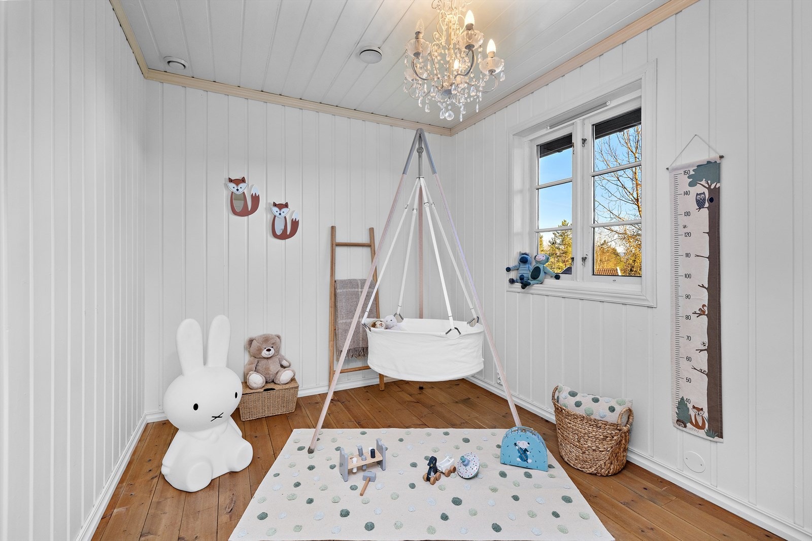 Ett av to soverom i første etasje, med tregulv og malte panelvegger. Galleribilde