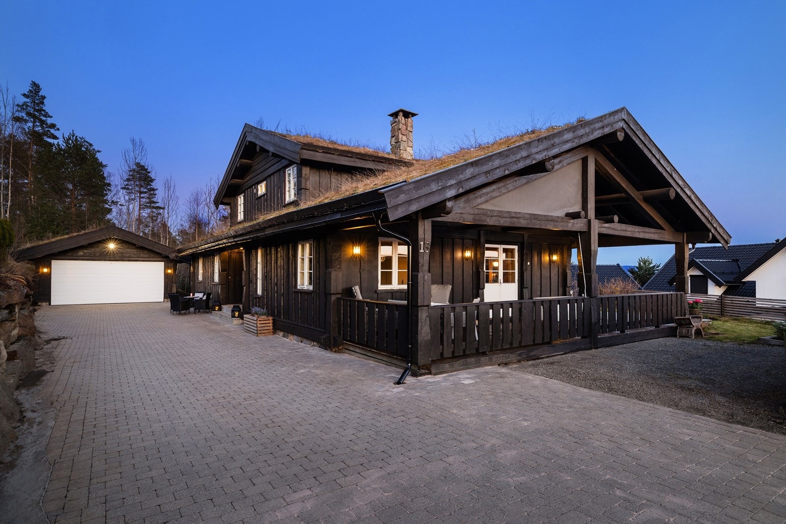 En innholdsrik enebolig i stavlaft-stil med torvtak, dobbelgarasje og et separat, isolert anneks. Galleribilde