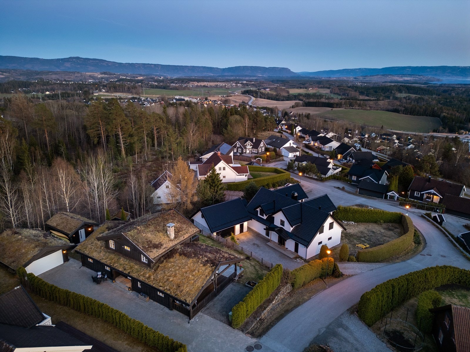 Fra eiendommen er det vidstrakt utsikt over landskapet rundt Hønefoss. Galleribilde