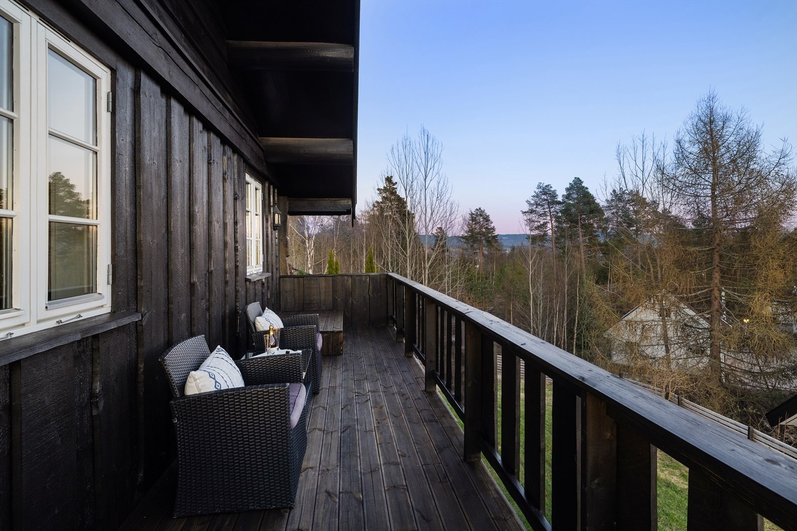Fra verandaen har man en åpen og fin utsikt over nærområdet og landskapet rundt. Galleribilde