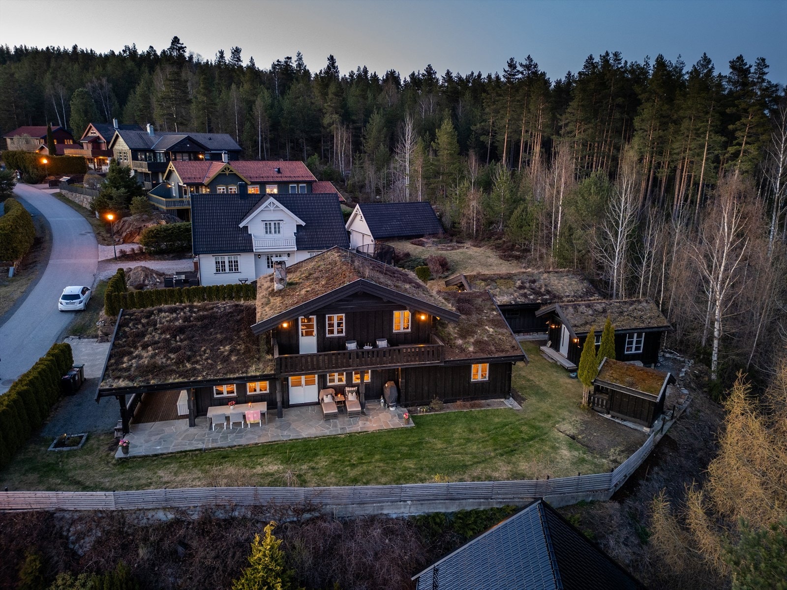 Velkommen til Kremleveien 13! Eiendommen ligger i et etablert boligområde med umiddelbar nærhet til skog og mark. Foto: Normann Foto AS Galleribilde