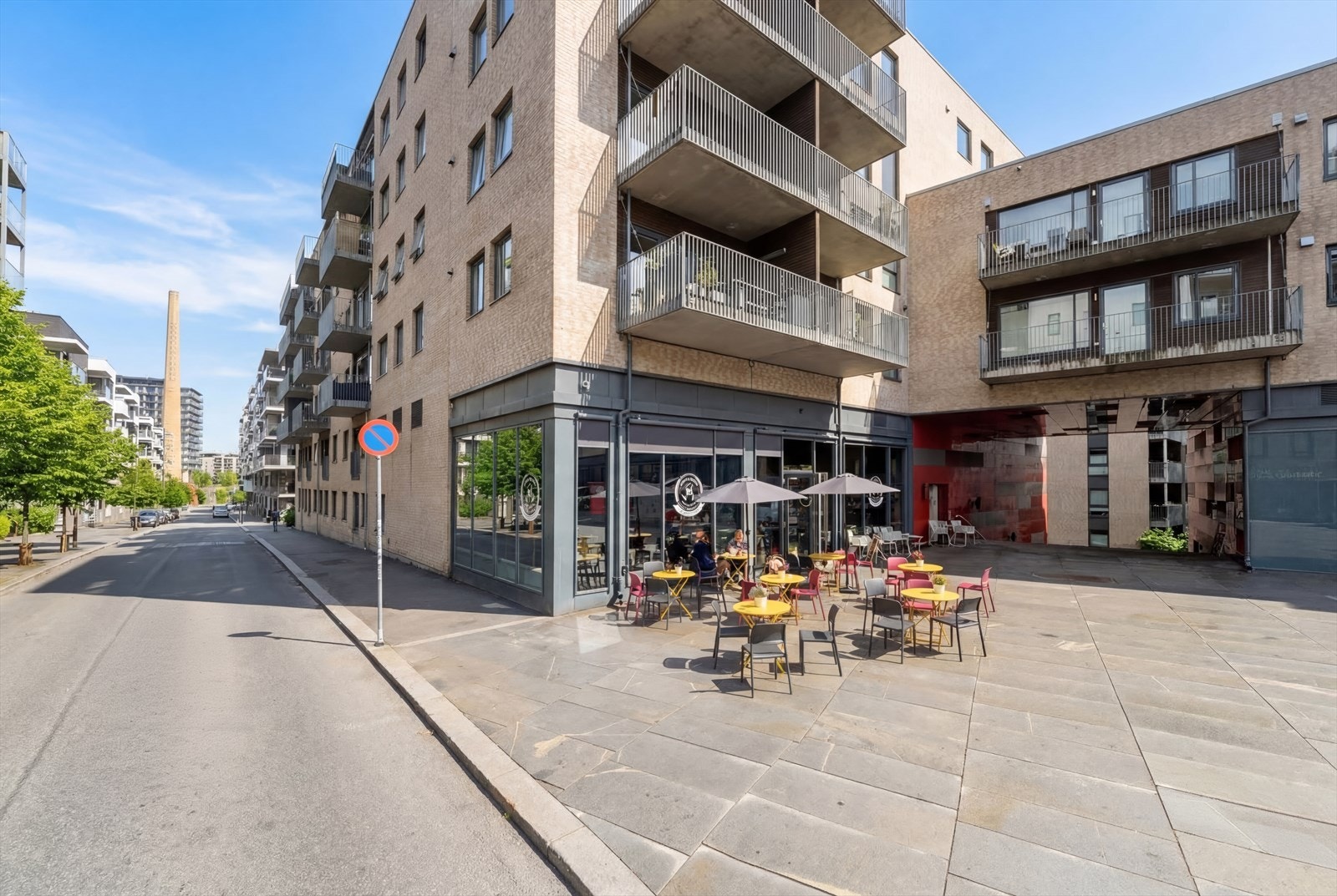 - Innenfor kort gangavstand finner du flere kafeer, restauranter og annet servicetilbud - Galleribilde