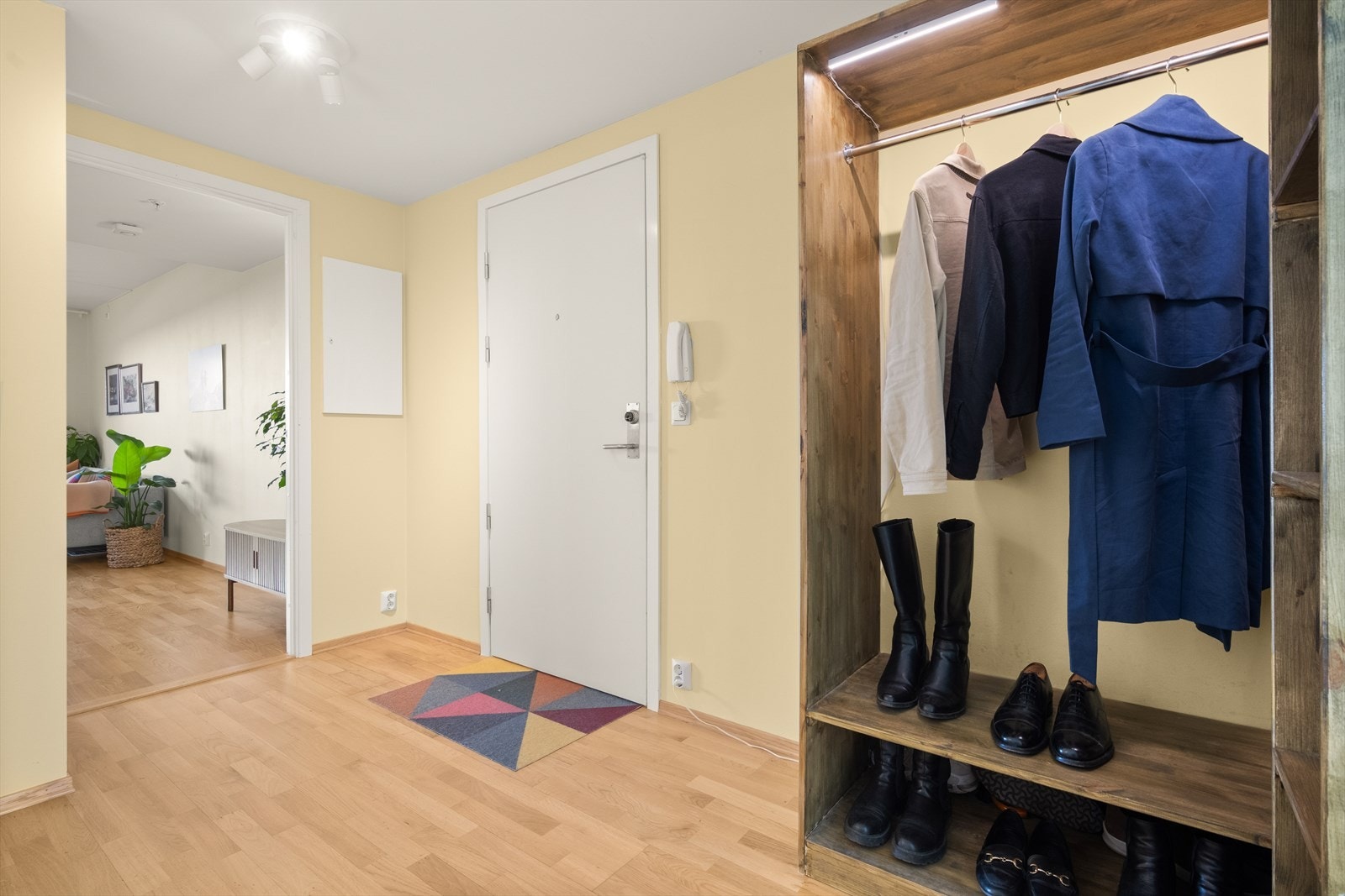 - Velkommen inn i en lys og innbydende entré/gang - Galleribilde