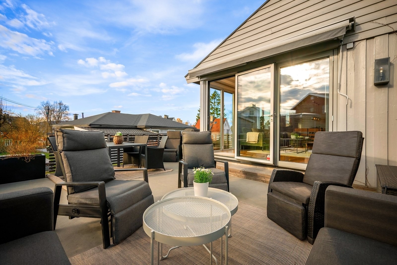 Solrik terrasse på 36 m² med svært gode solforhold (ca kl 12-22). Galleribilde