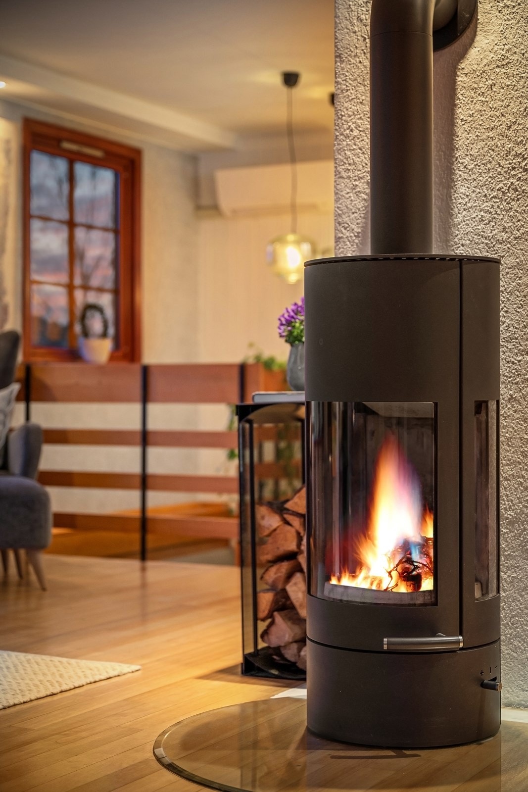 Peisen i stuen er mest brukt for kos og hygge - da varmepumpen fra 2019 er eneste nødvendige oppvarmingskilde. Galleribilde