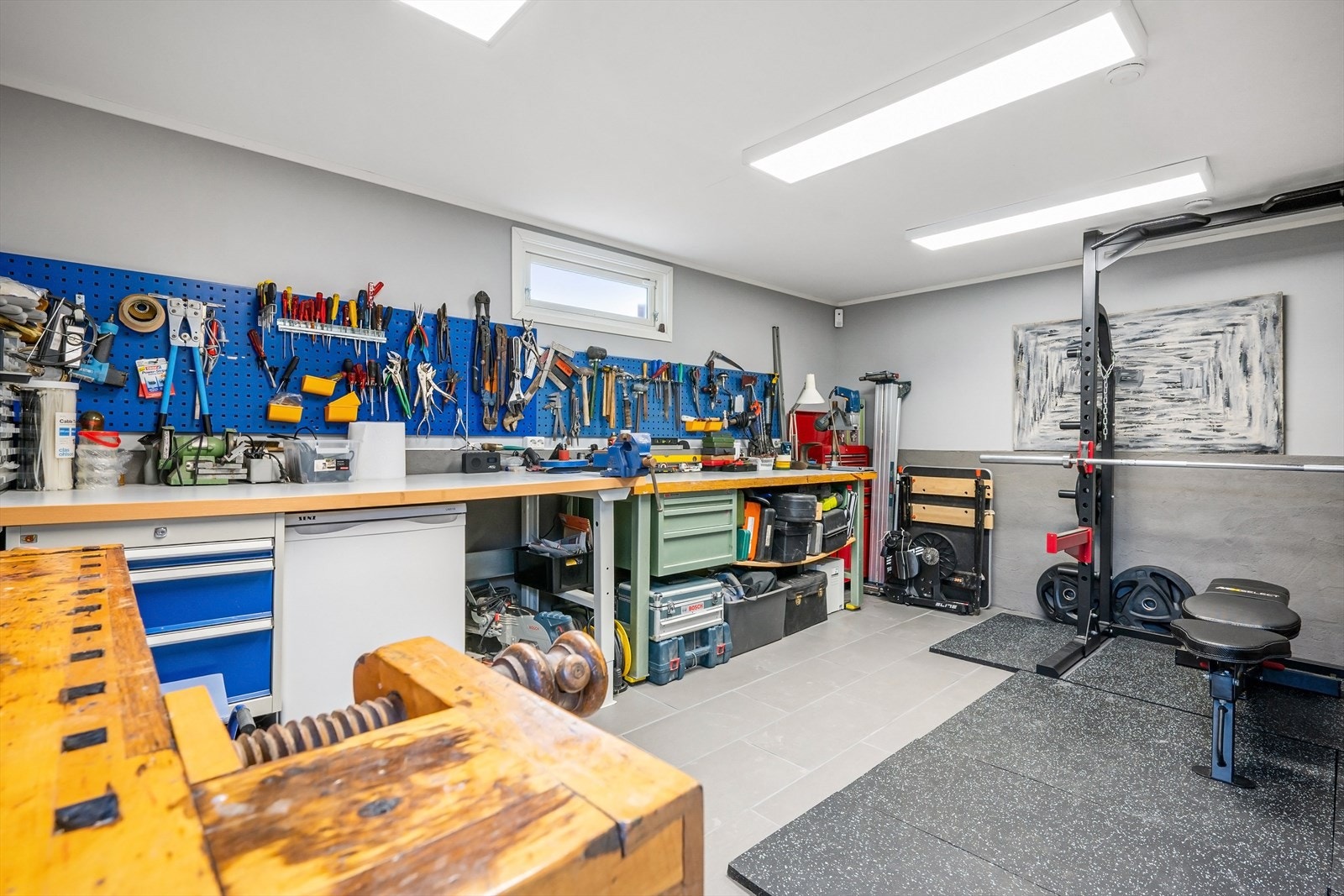 Hobbyrommet er på 18 m² og egner seg som eksempelvis verksted og treningsrom. Varmekabler i gulv. Galleribilde