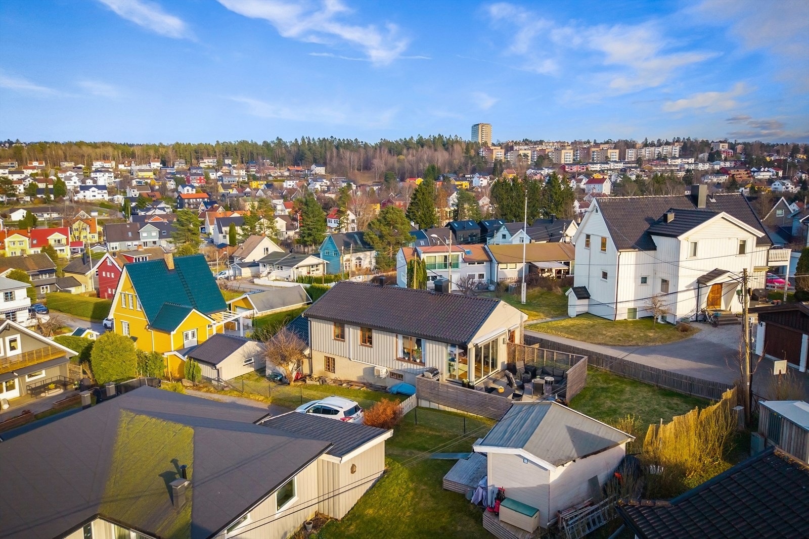 Her bor du i et særdeles barnevennlig område med kort vei til skoler, barnehager, kollektivtransport og Østmarka! Galleribilde