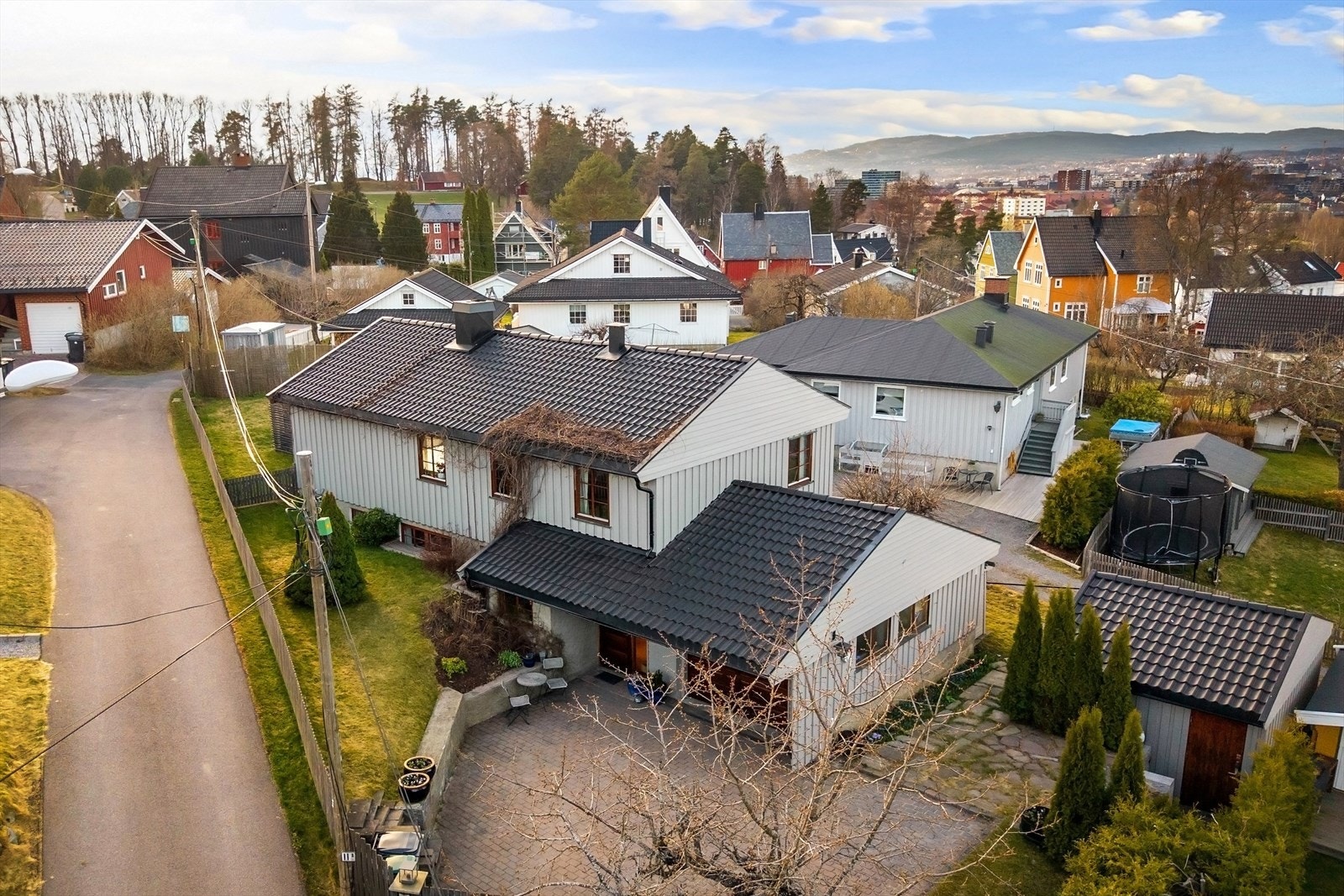 I Låveveien 11B får du en velholdt bolig med svært god vedlikeholdshistorikk (se salgsoppgave). Galleribilde