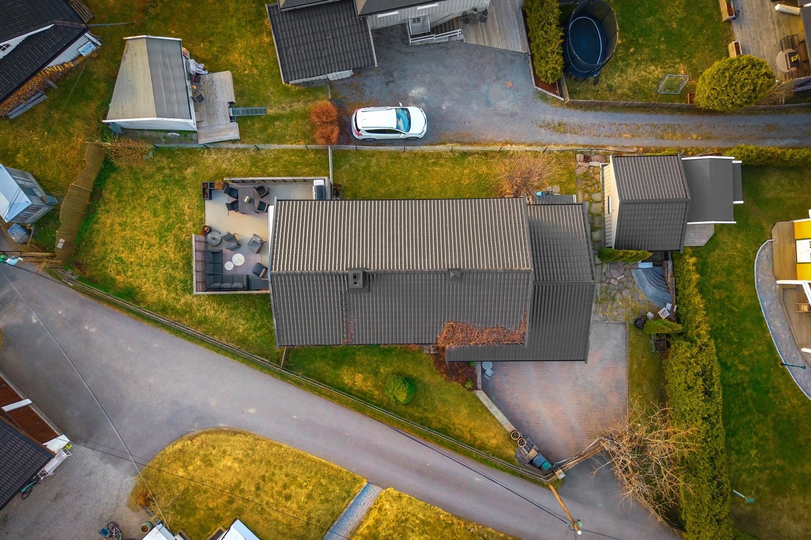 Tomten er på 697 m² og er inngjerdet med nytt gjerde i 2015. Galleribilde