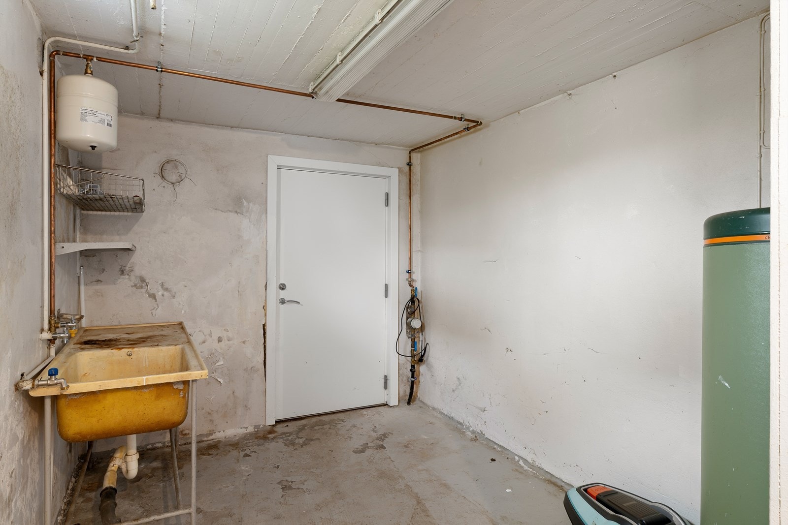 Vaskerom og utgang til hage. Det har blitt lagt ny vannledning med varmekabel fra utvendig stoppekran og inn på vaskerom etter en lekkasje. Utbedret som en forsikringssak. Ca. 2021 Galleribilde