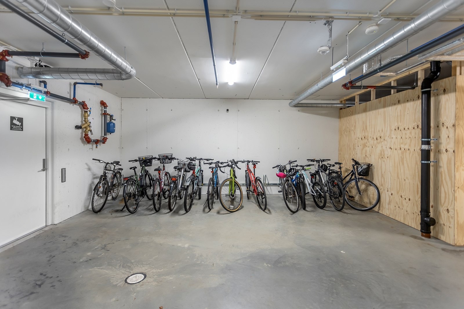 Felles sykkelparkering med sykkelstativ. Galleribilde