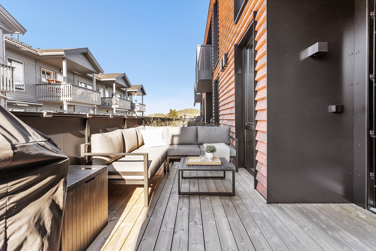 Praktiske detaljer som utebelysning og stikkontakt gjør terrassen både funksjonell og stemningsfull, slik at du kan nyte lange sommerkvelder ute. Galleribilde