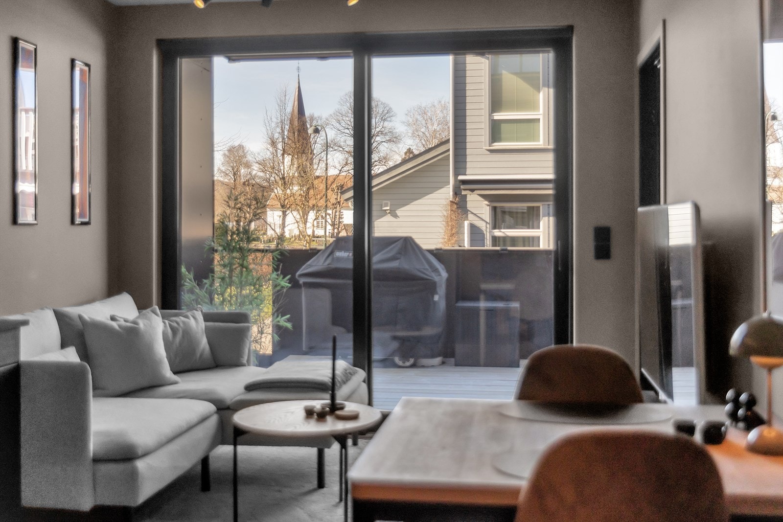 De store vindusflatene slipper inn rikelig med naturlig lys, noe som skaper en behagelig atmosfære og forsterker den romslige følelsen. Galleribilde