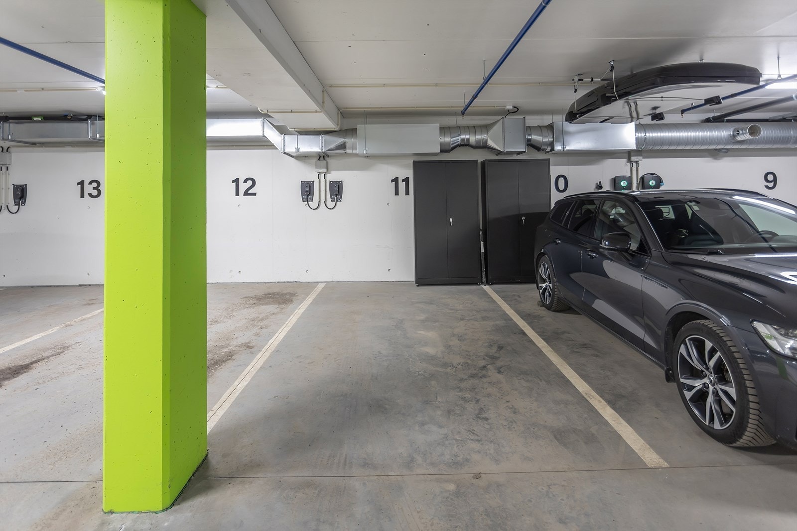 Parkeringsplass i lukket garasjeanlegg med mulighet for å installere elbil lader. Galleribilde