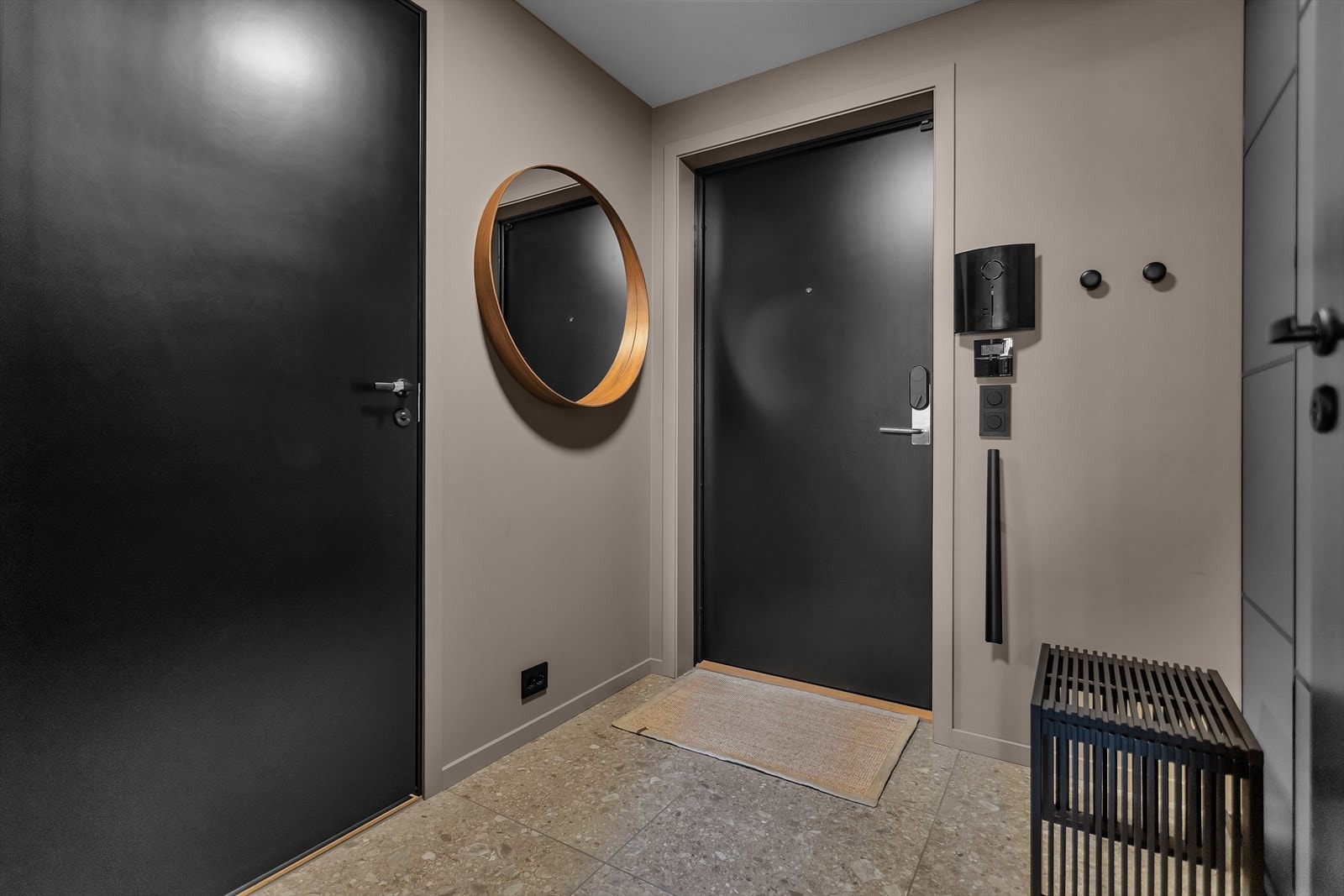 Her har du praktisk plass for oppheng av yttertøy og sko, og det stilrene flislagte gulvet med 60x60-fliser og behagelig vannbåren varme skaper både komfort og et eksklusivt preg. Galleribilde