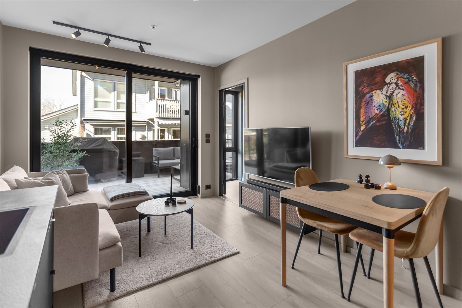 Lys og moderne stue med gjennomtenkte detaljer og et tidsriktig fargevalg. Galleribilde