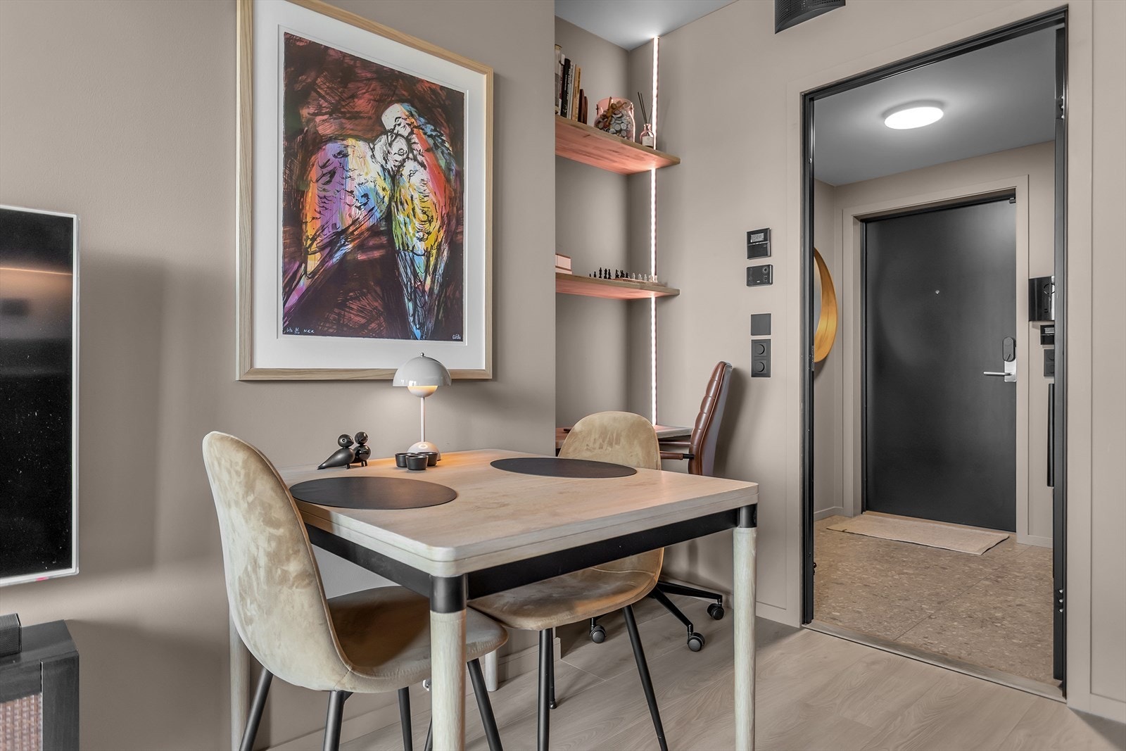 Det er vannbåren varme i alle rom utenom soverommmet. Galleribilde