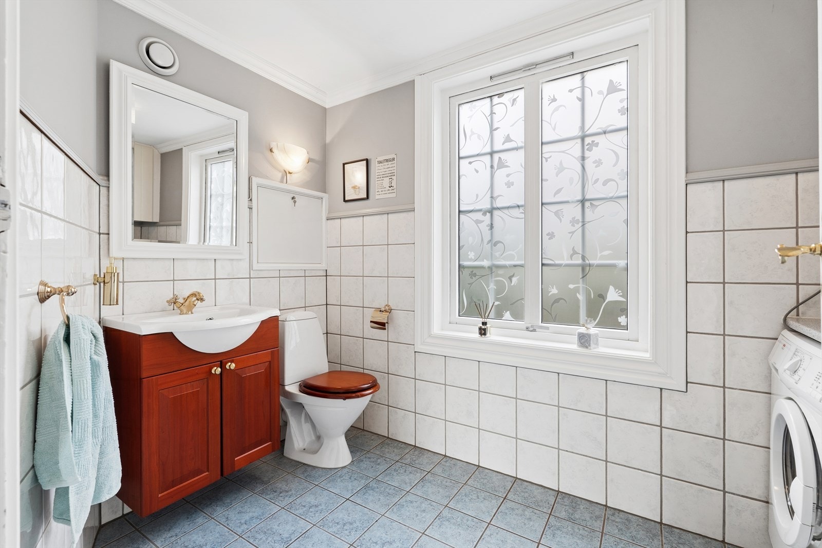 Badet i hovedetasjen er flislagt og har opplegg for vaskemaskin. Galleribilde