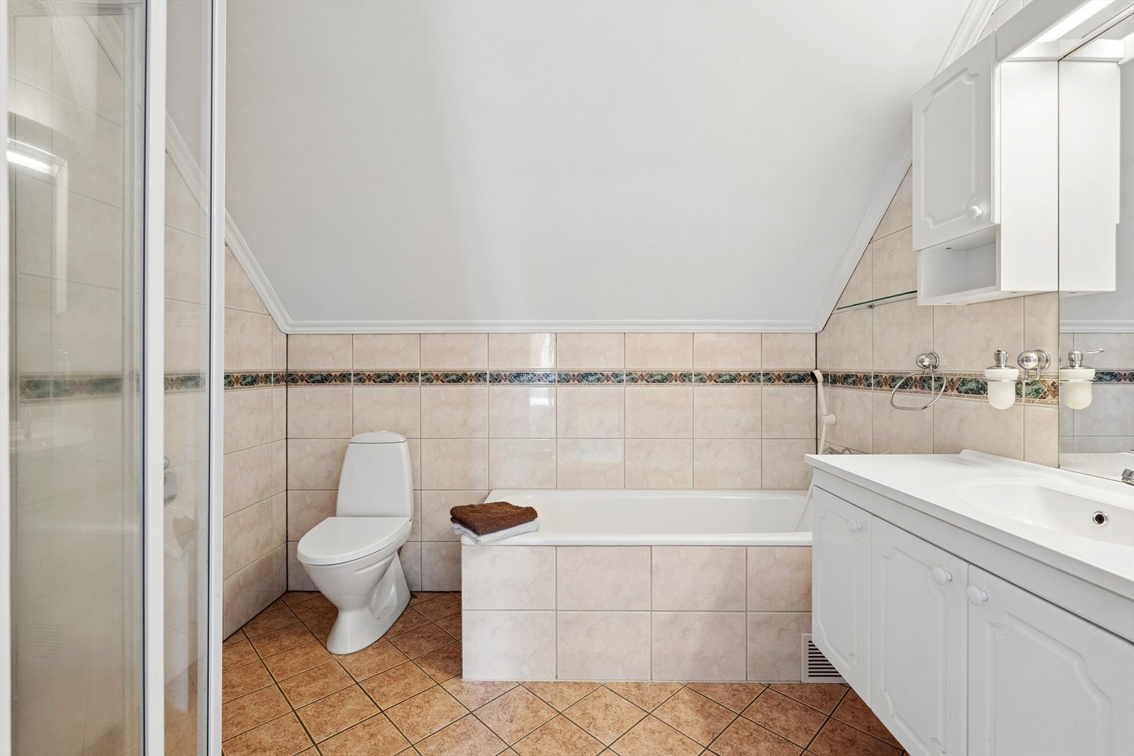 Badet i andre etasje er utstyrt med badekar. Galleribilde