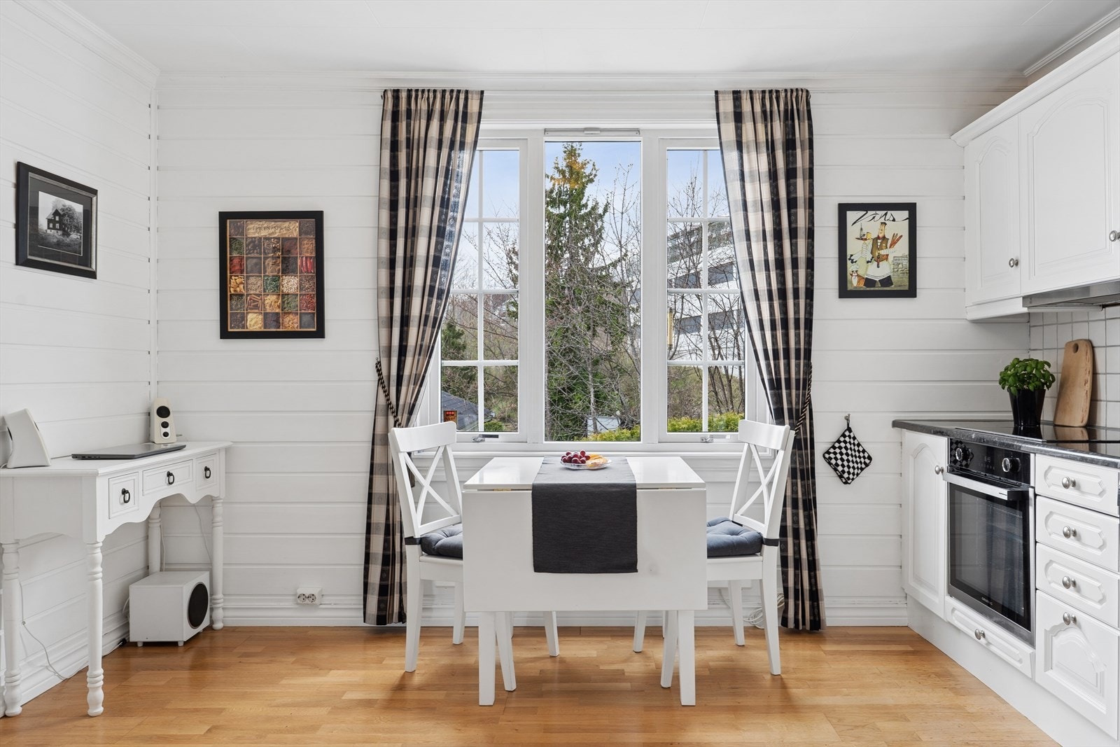 Ved vinduet er det en hyggelig spiseplass for de raske måltidene. Galleribilde