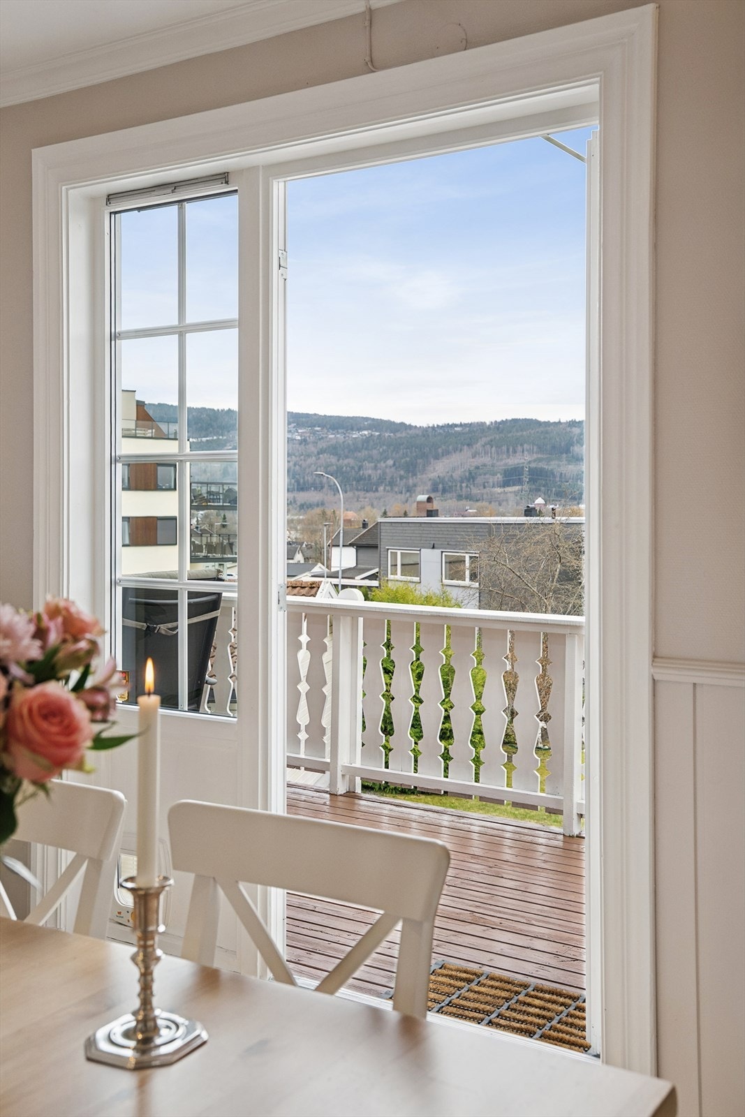Utsikt fra spisestuen mot terrassen og åsene i det fjerne. Galleribilde