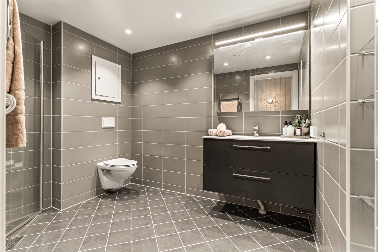 Lekkert og oppusset baderom i regi av borettslaget. Badet er flislagt og har behagelig varme i gulvet. Galleribilde