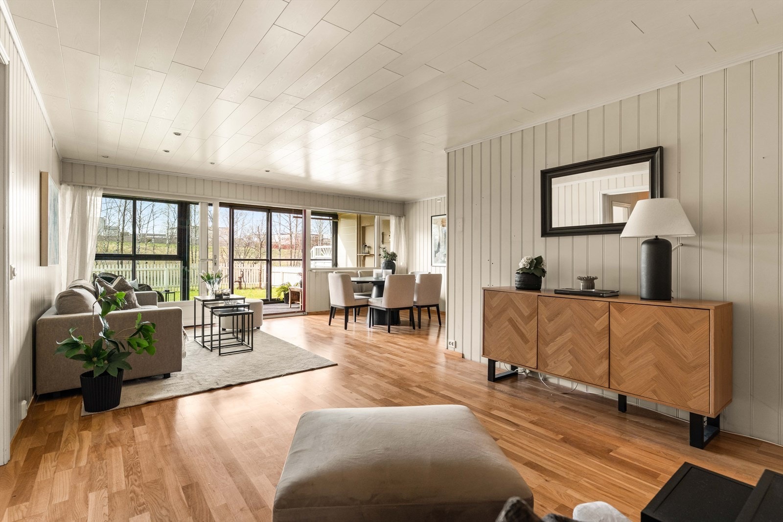 Moderne og åpen stueløsning med naturlig flyt mot spiseplassen. Et sosialt rom perfekt for både hverdag og gjester. Galleribilde