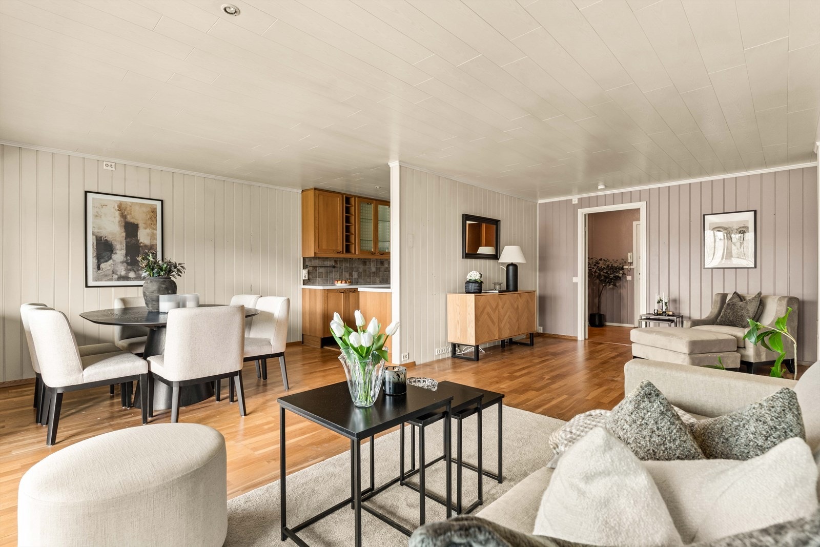 Stue og kjøkken i delvis åpen løsning som gir en praktisk og sosial planløsning. Perfekt for moderne livsstil. Galleribilde