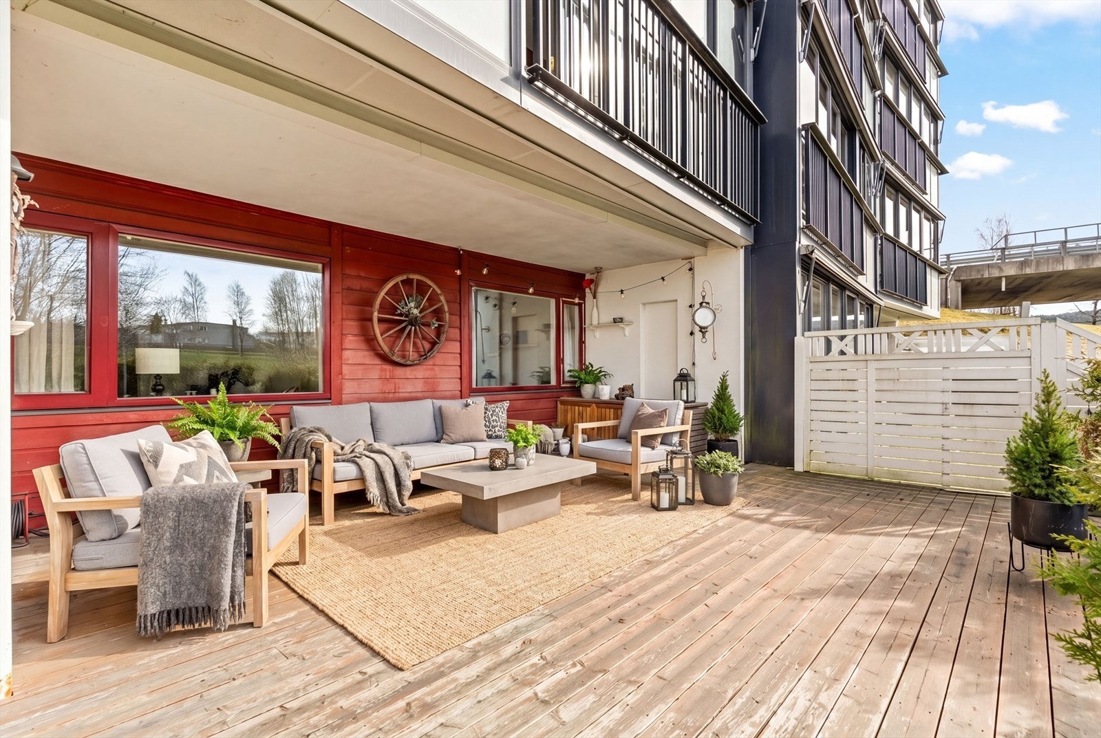 Digitalt stylet terrasse. Det er god plass til en romslig sittegruppe, grill og beplantning. Galleribilde