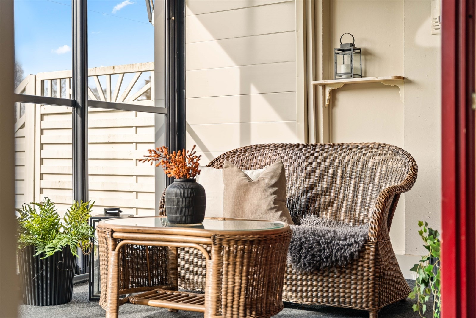 Innglasset balkong/veranda med utsikt mot grønne områder. Perfekt for avslapning året rundt. Galleribilde