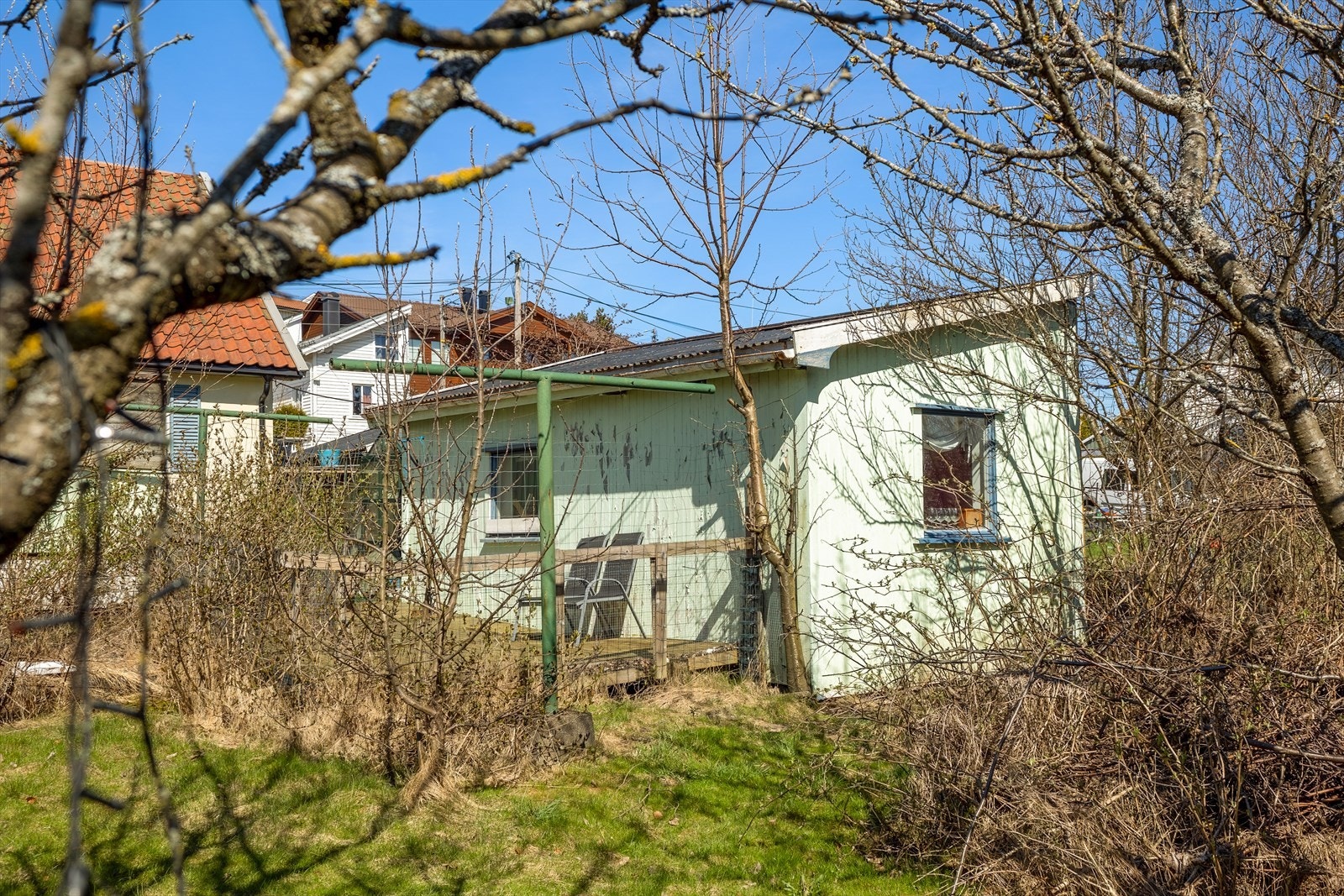 De to utvendige bodene gir gode oppbevaringsmuligheter for hageredskaper og mer. Galleribilde