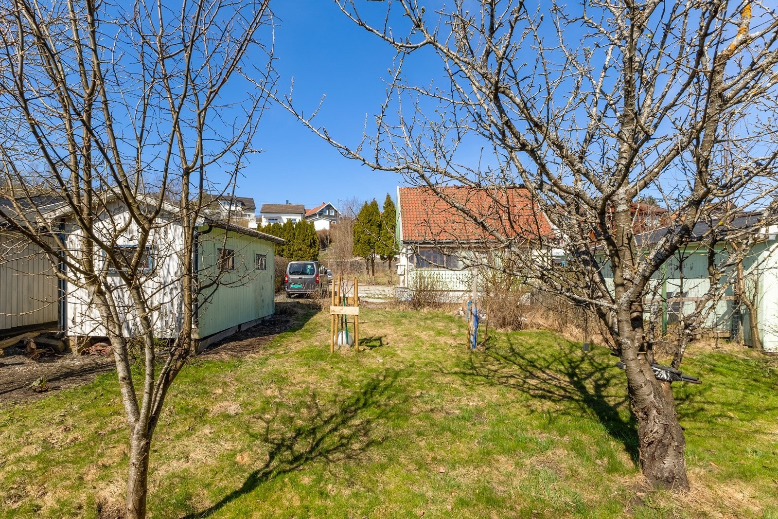 Det er gode kollektivforbindelser og kort vei til Fredrikstad sentrum, samt nærhet til tur- og rekreasjonsområder. Galleribilde