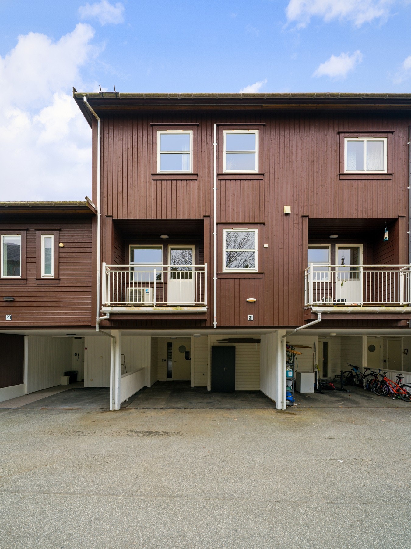 Parkering i carport med plass til to biler. Galleribilde