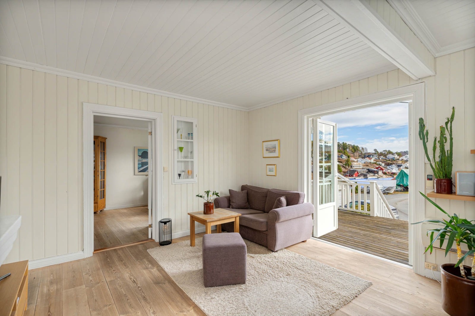 Fra stuen er det utgang til en nydelig veranda med flott utsikt gjennom dobbelfløyede glassdører. Galleribilde