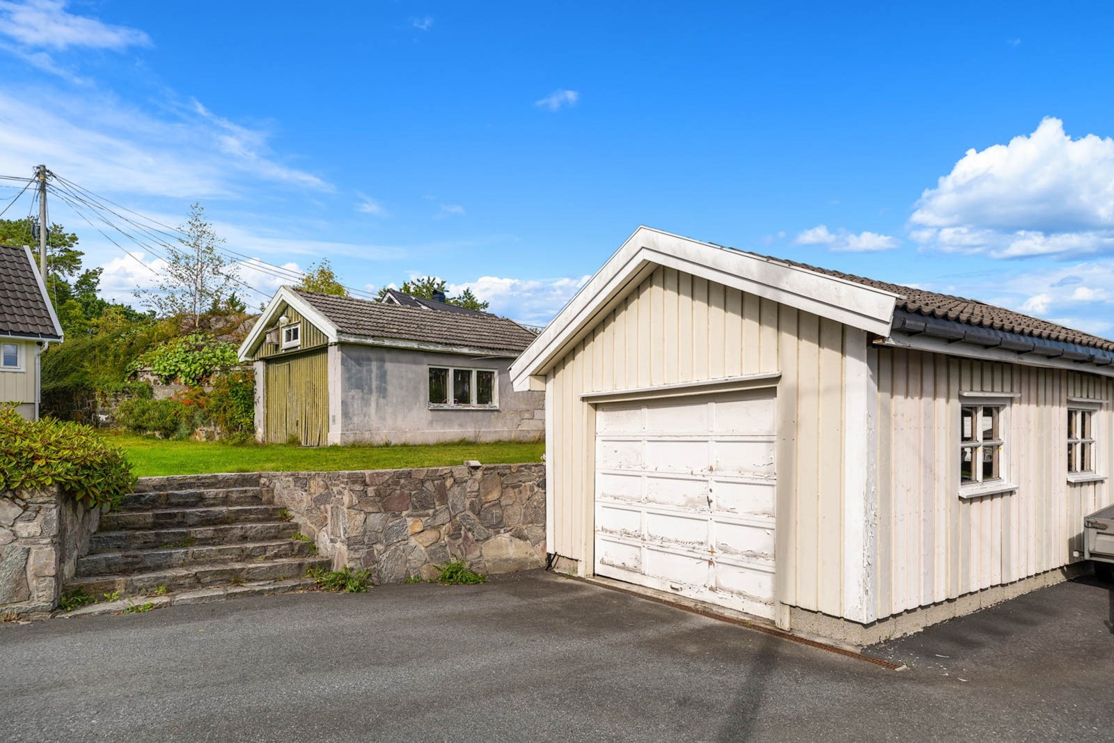 På tomten er det lekestue, samt garasjer som benyttes til parkering og lagring. Galleribilde