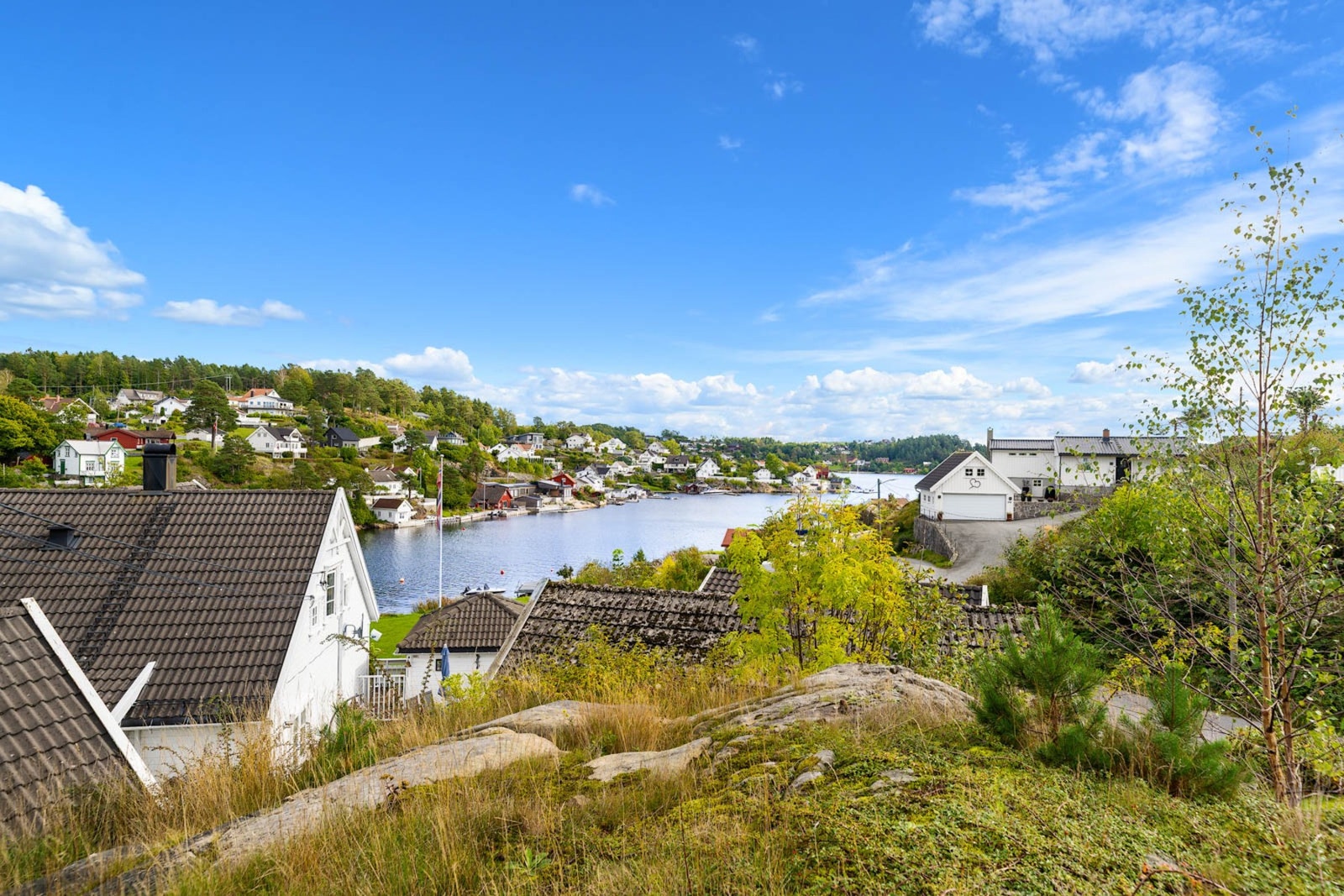 Kort kjøretur til Arendal sentrum, som gir enkel tilgang til byens fasiliteter. Galleribilde