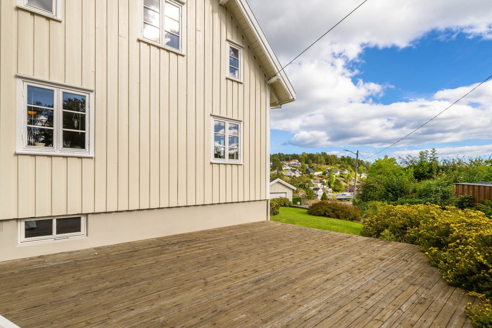 Stor terrasse med plass til både familie og venner. Galleribilde