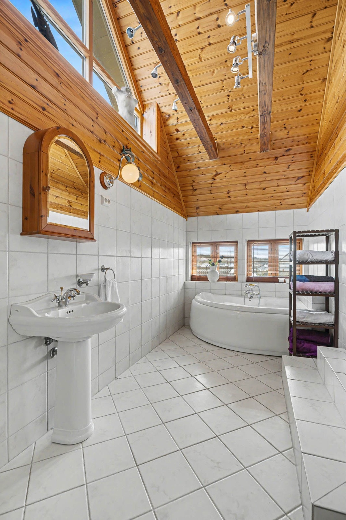 Badet oppleves lyst og luftig med høy himling og vinduer plassert høyt på veggen. Galleribilde