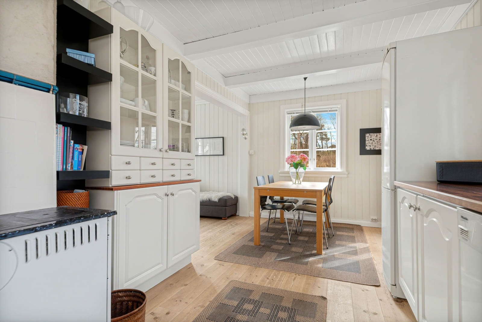 Kjøkkenet har plass til romslig spisebord og har godt med naturlig lys fra flere vinduer. Galleribilde