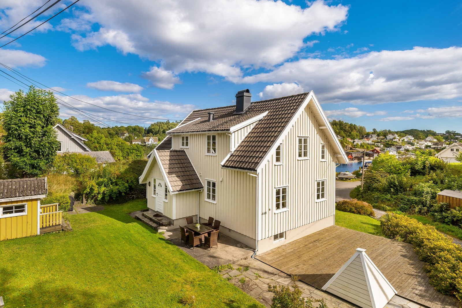 Her finner du flere hyggelige uteplasser med både terrasse og veranda. Galleribilde