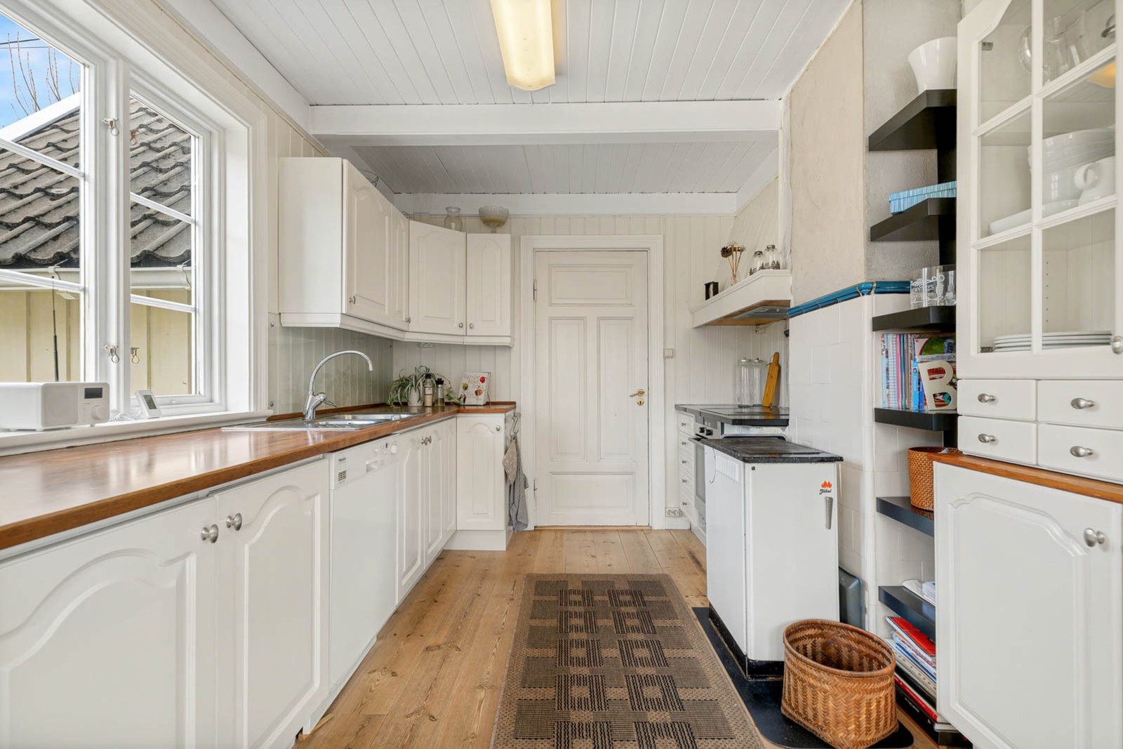 Lyst og tidløst kjøkken med rikelig skap- og benkeplass. Galleribilde