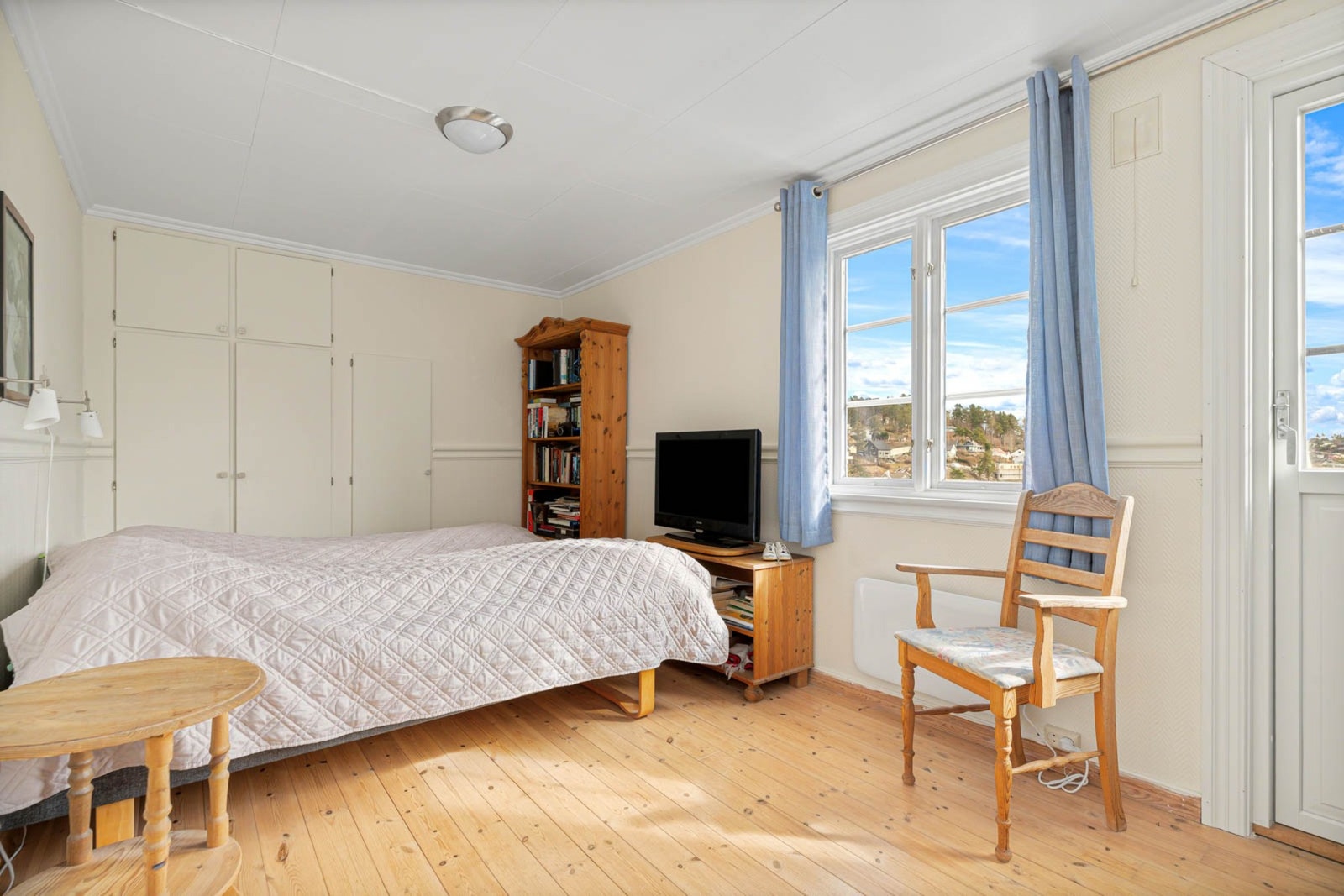 Soverom 2- med utgang til egen veranda, perfekt for rolige morgener med utsikt. Galleribilde