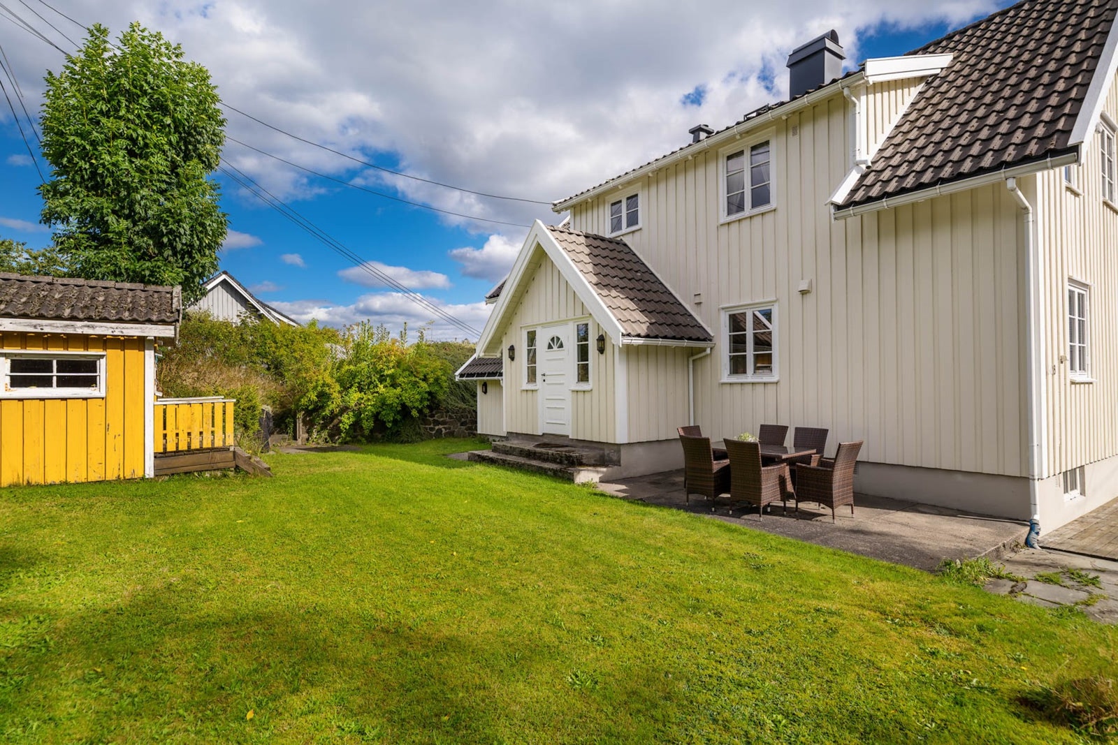 Pent opparbeidet tomt med fine plenarealer som innbyr til lek, aktivitet og avslapning. Galleribilde