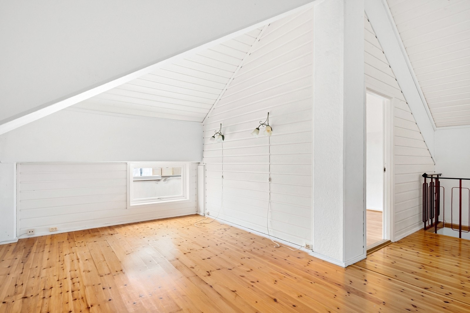 Loftstuen gir ekstra oppholdsareal og har fleksible møbleringsmuligheter - perfekt som TV-stue, lesekrok eller lekeområde. Galleribilde