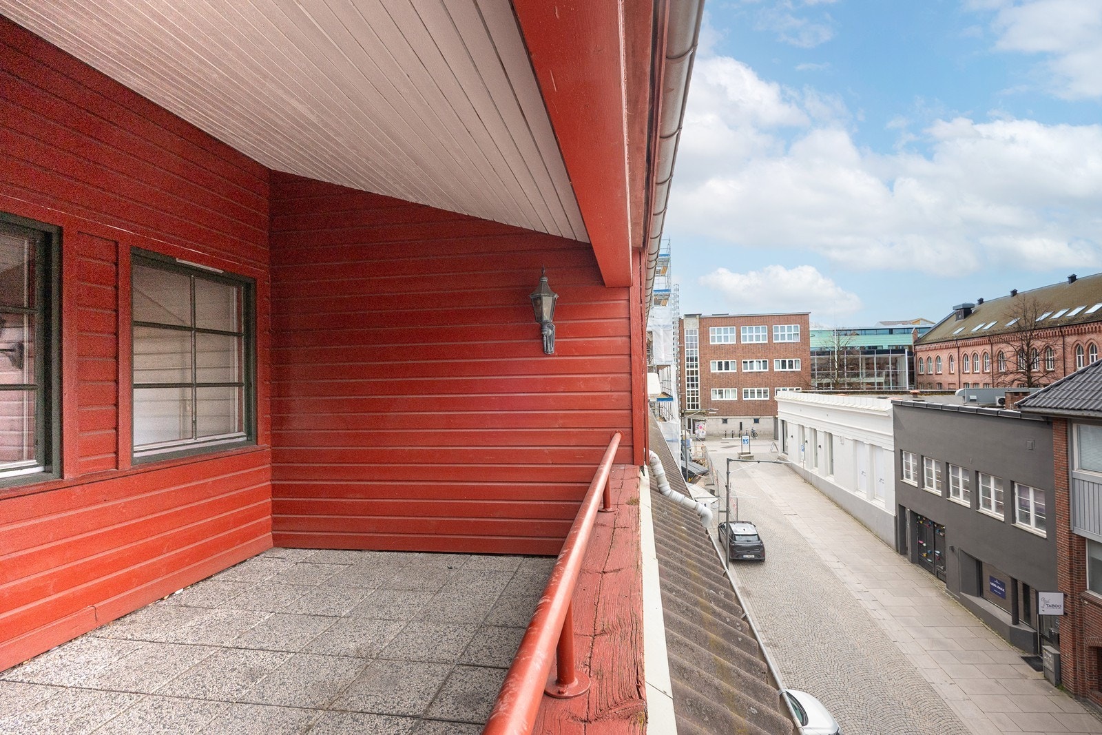 Fra stuen er det utgang til overbygget veranda på ca. 12 kvm. Veranda er vendt mot sydvest med gode solforhold. Galleribilde