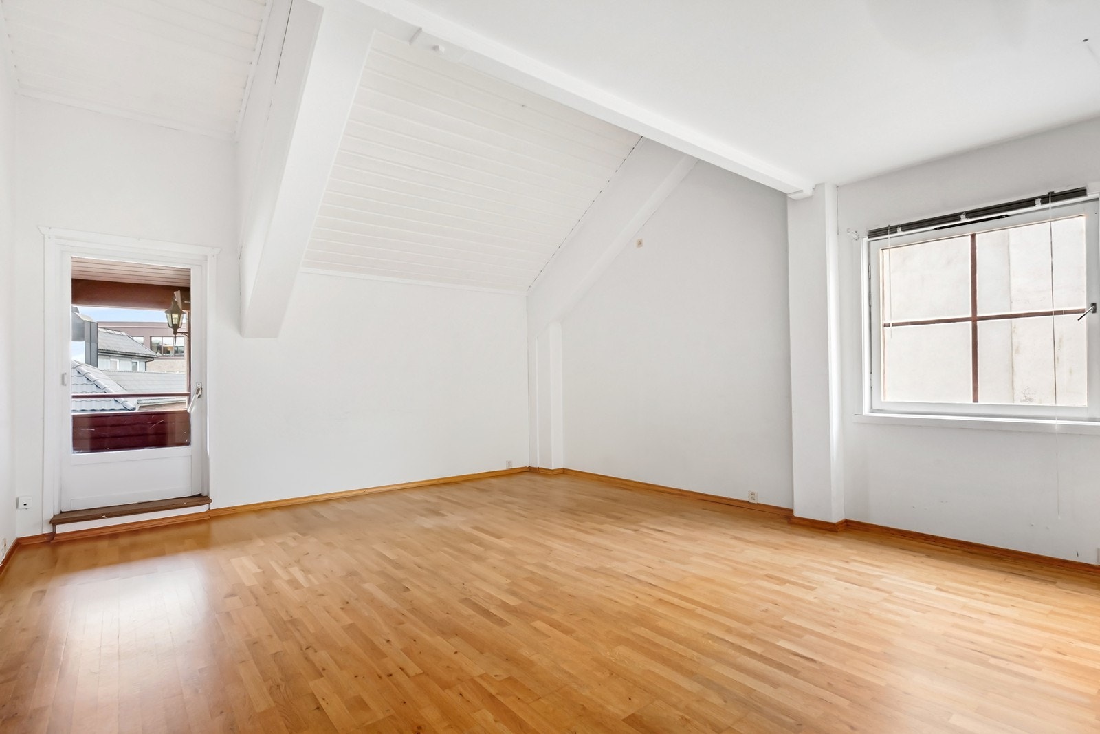 Det er takhøyder på opptil ca. 4m og åpen løsning mot loftstuen. Leiligheten har standard i tråd med byggeår og en funksjonell planløsning. Galleribilde