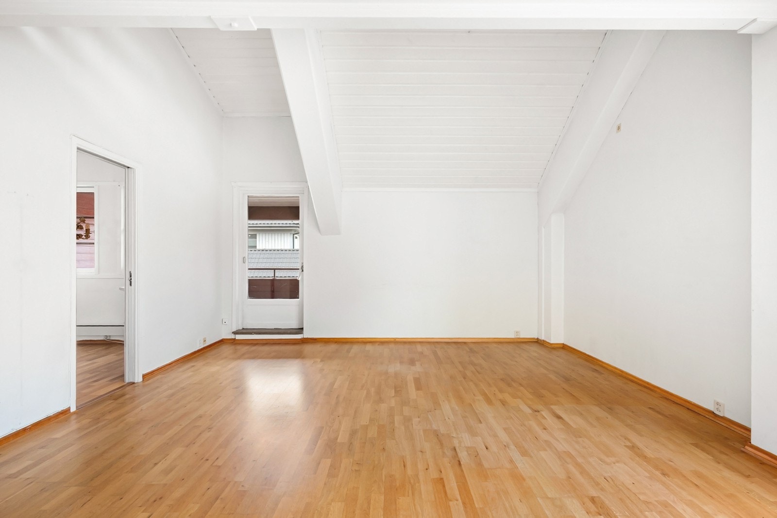 Stuen fremstår lys og luftig, med god plass for å både sofagruppe og spiseplass. Galleribilde