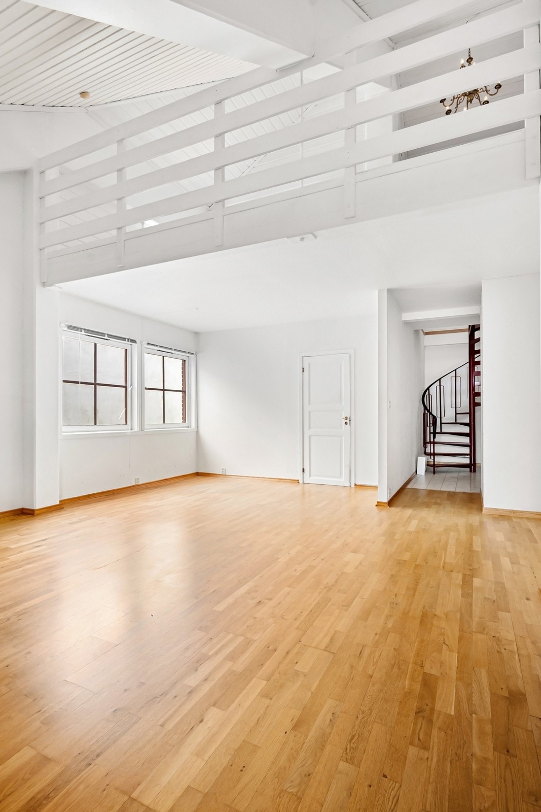 En spiraltrapp i stål fører opp til loftsetasjen, som består av en loftstue og et soverom. Galleribilde