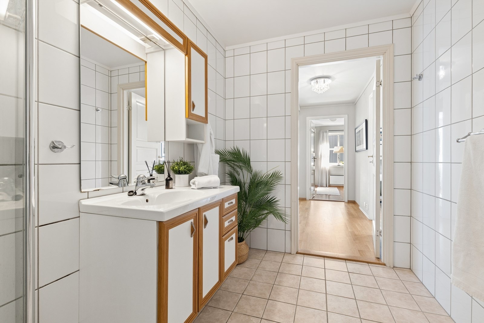 På badet er det toalett, baderomsinnredning og dusjnisje med dusjdører Galleribilde